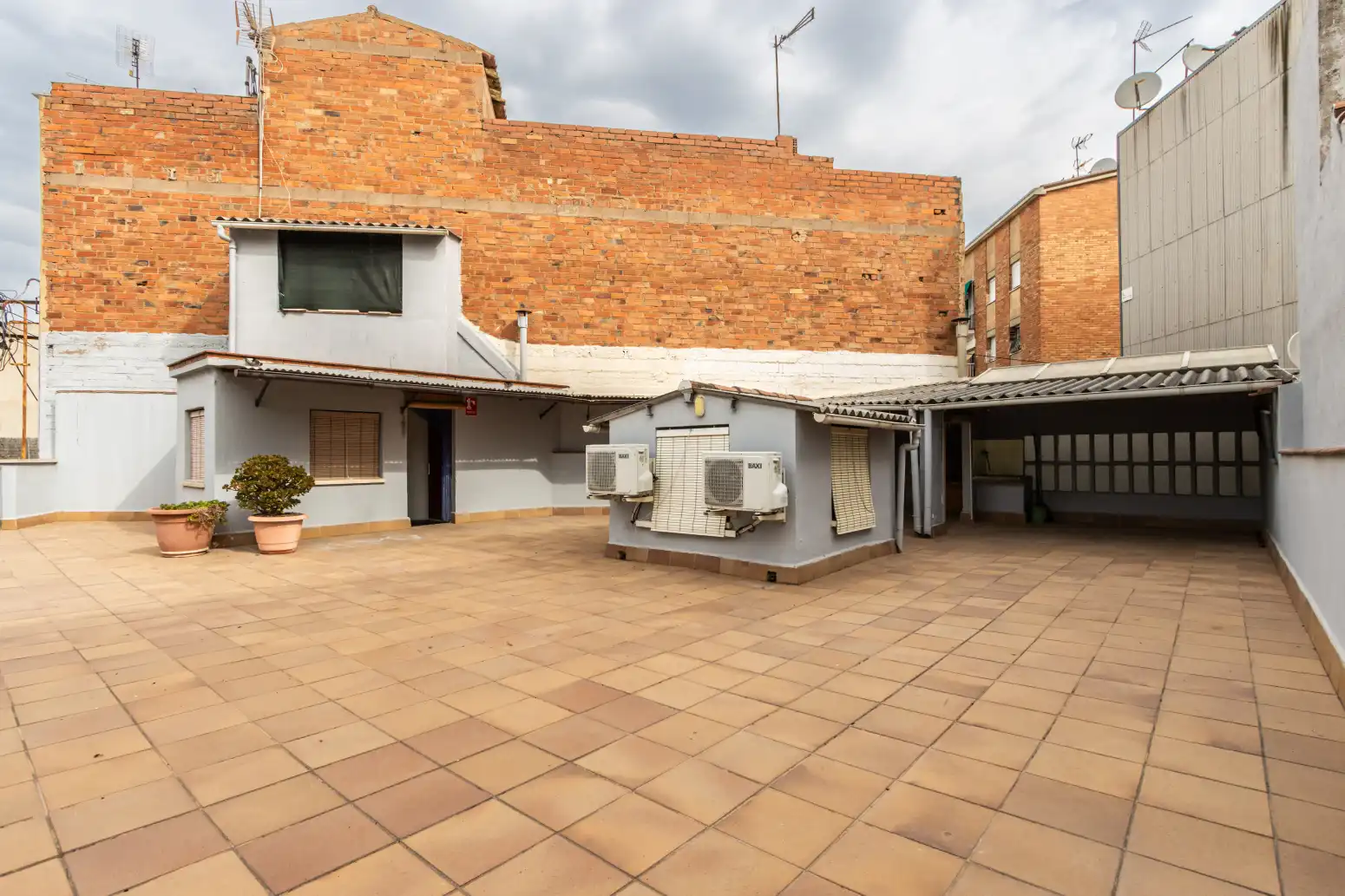 Vista exterior de Casa adosada en venda en Terrassa amb Aire condicionat, Calefacció i Terrassa