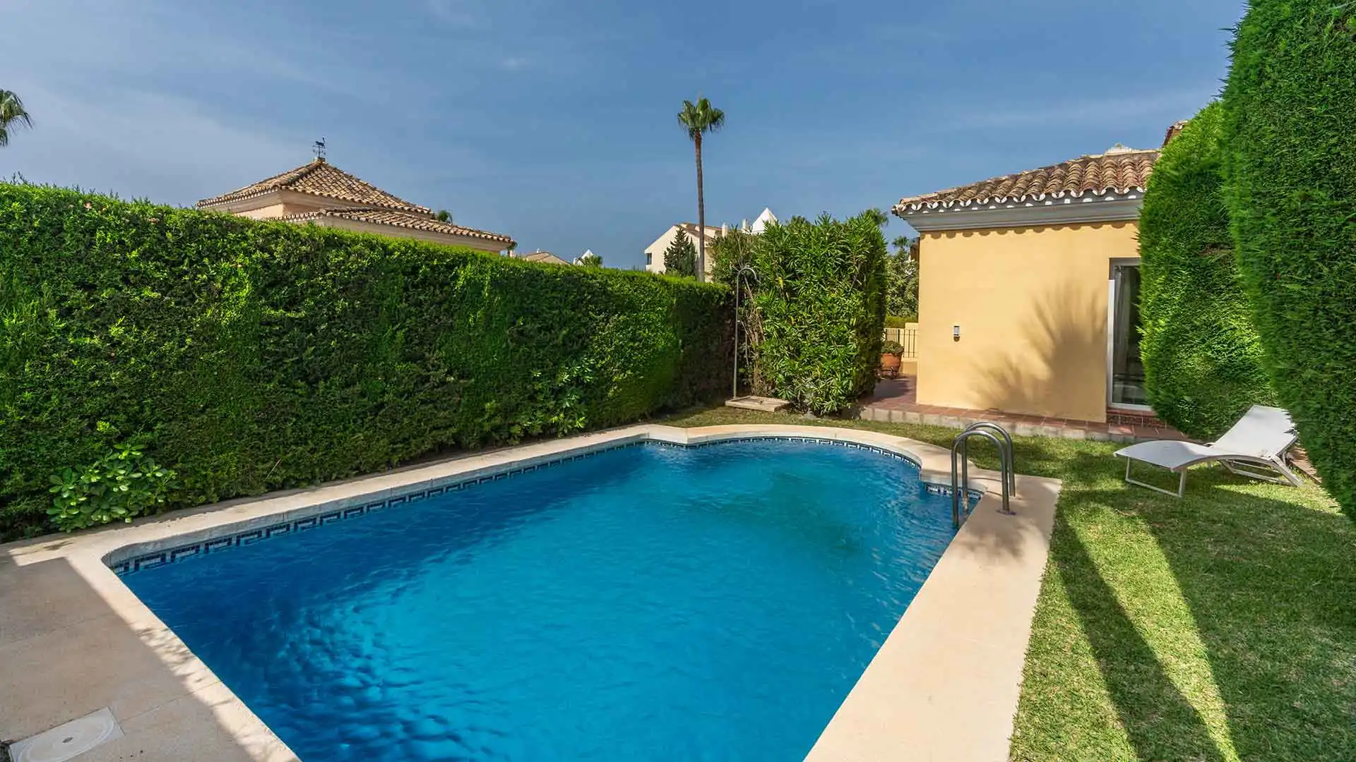 Piscina de Casa o chalet de alquiler en Marbella con Aire acondicionado, Jardín privado y Terraza