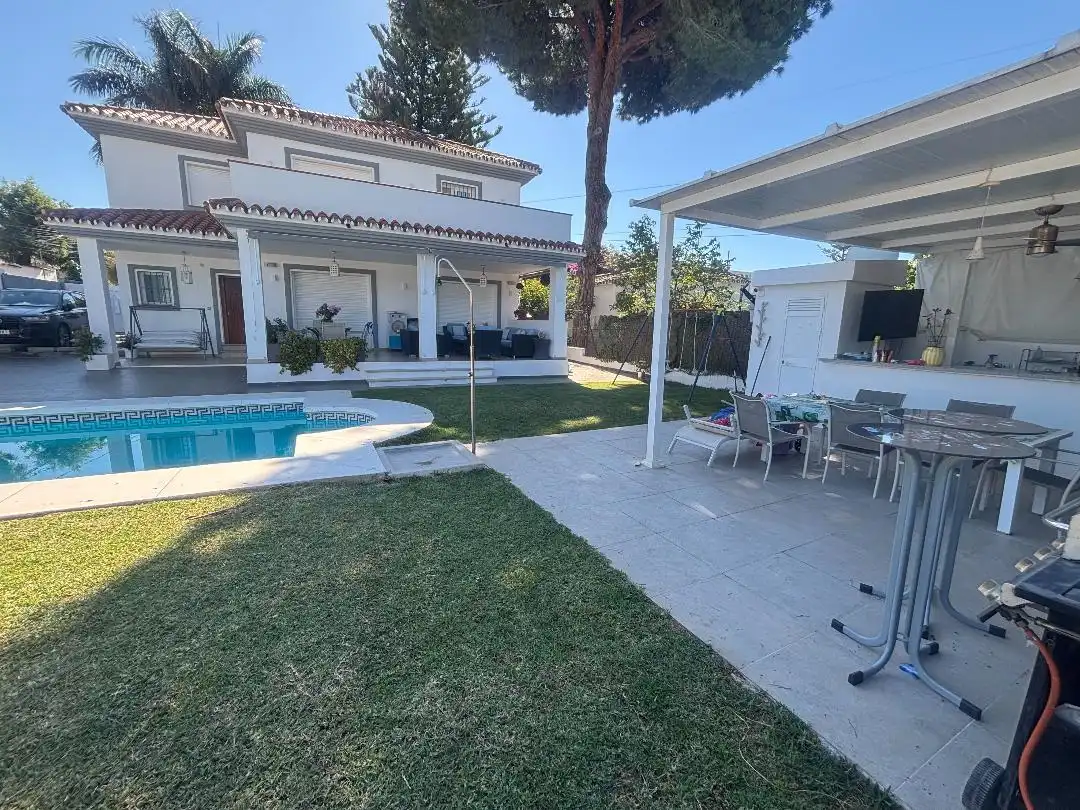 Außenansicht von Haus oder Chalet zum Verkauf in Marbella mit Klimaanlage, Heizung und Privatgarten