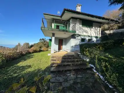 Vista exterior de Casa o xalet en venda en Zumaia amb Jardí privat, Terrassa i Moblat