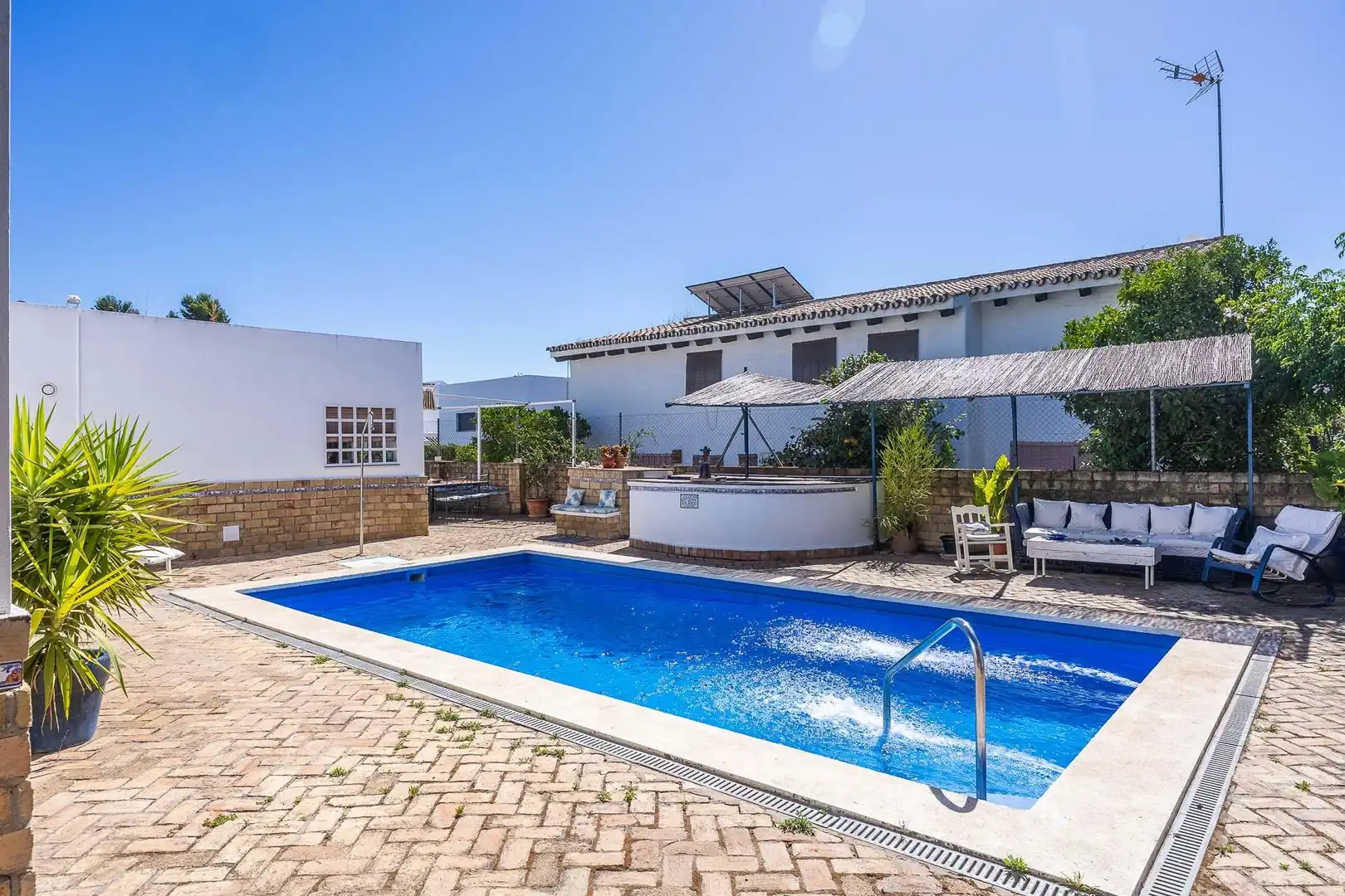 Schwimmbecken von Haus oder Chalet zum Verkauf in Tomares mit Klimaanlage, Heizung und Privatgarten