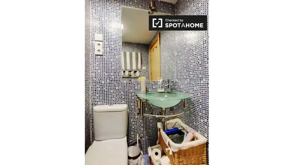Badezimmer von Wohnung zur untervermieten in Madrid mit Klimaanlage, Heizung und Terrasse