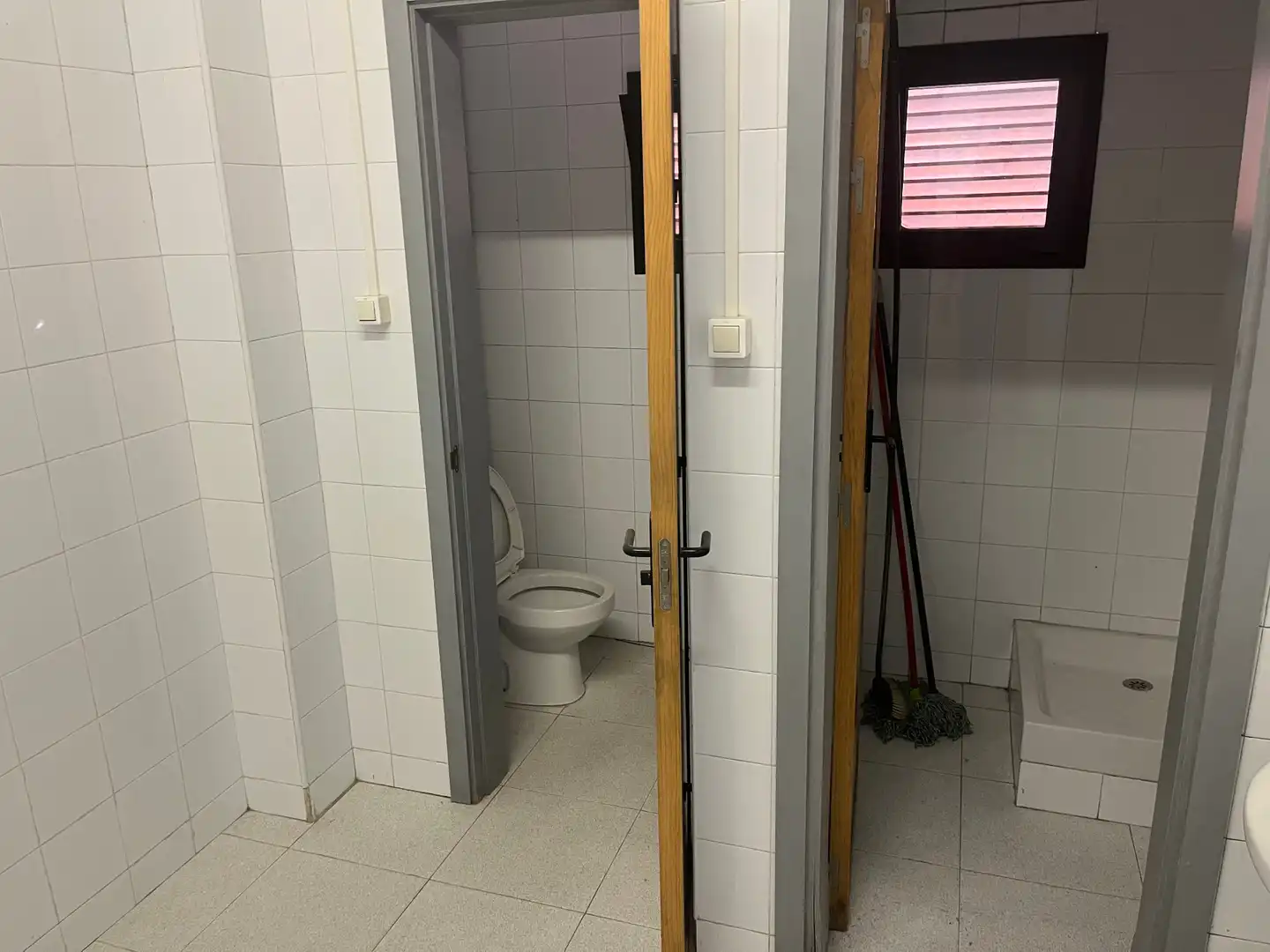 Bathroom of Industrial buildings for rent in Esparreguera
