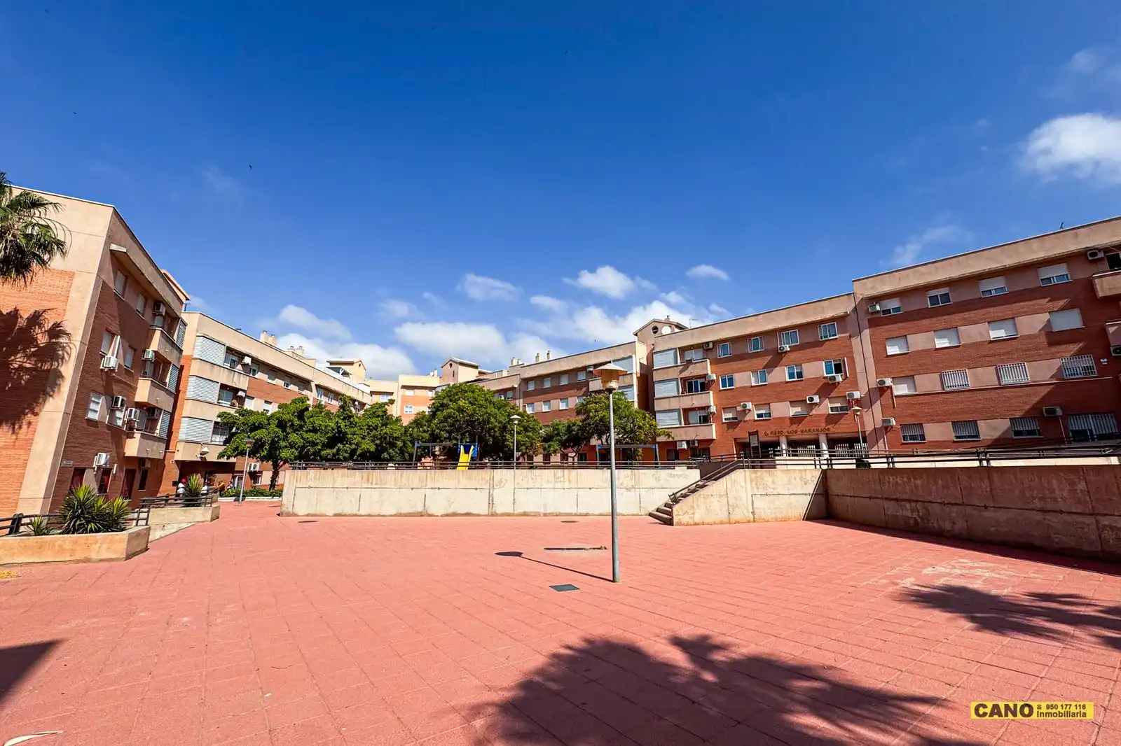 Vista exterior de Pis en venda en Almería amb Terrassa i Traster