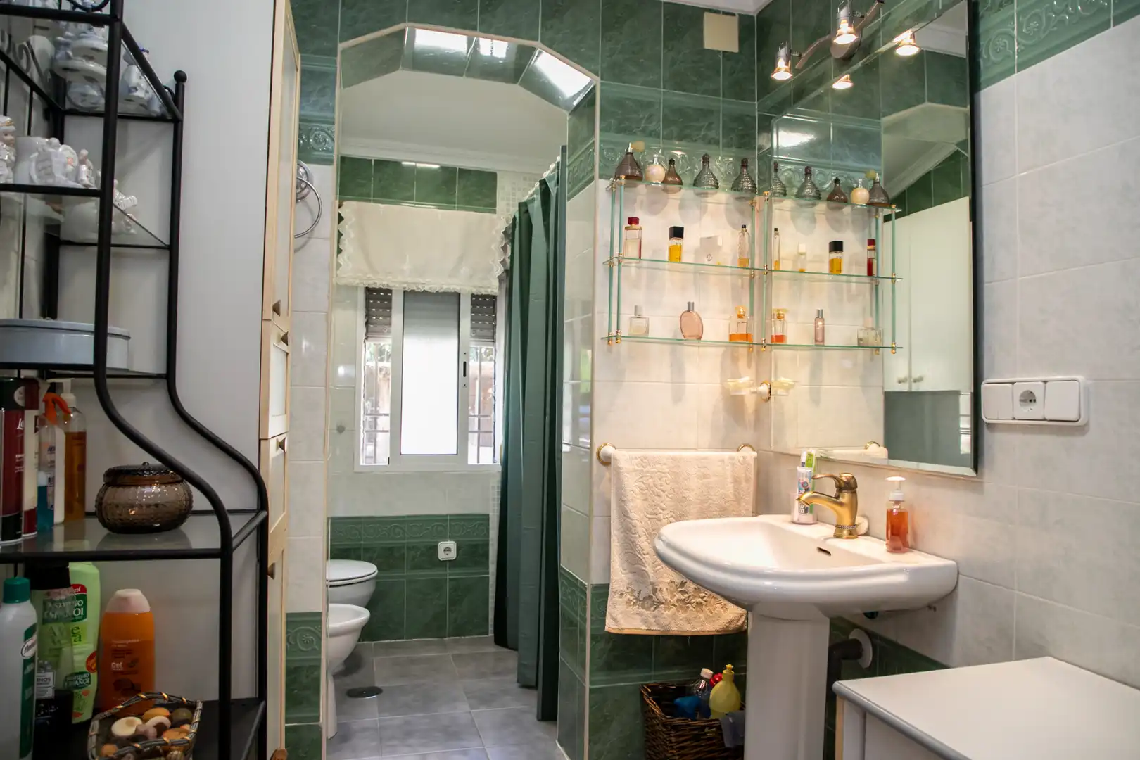 Baño de Casa o chalet en venta en Castilleja de la Cuesta con Aire acondicionado, Calefacción y Jardín privado