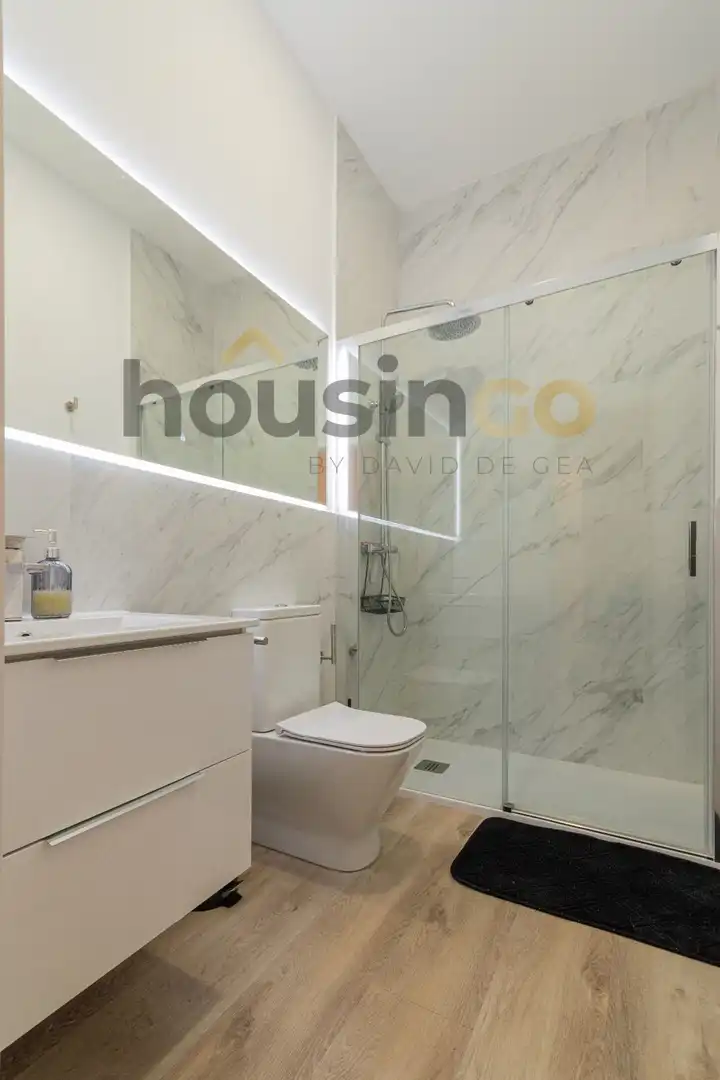 Bathroom of Flat for rent in Madrid  with Air Conditioner, Heating and Furnished