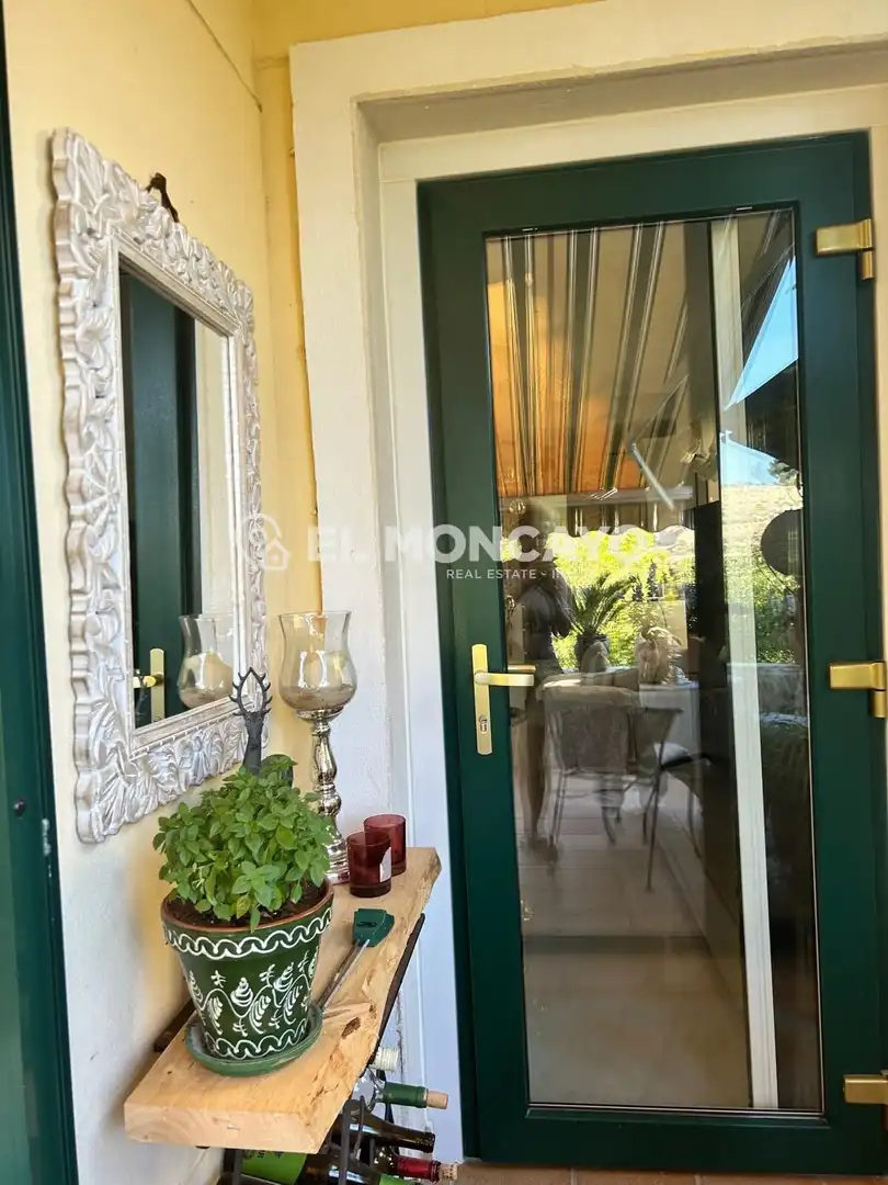 Vista exterior de Casa adosada en venda en Orihuela amb Aire condicionat, Calefacció i Jardí privat