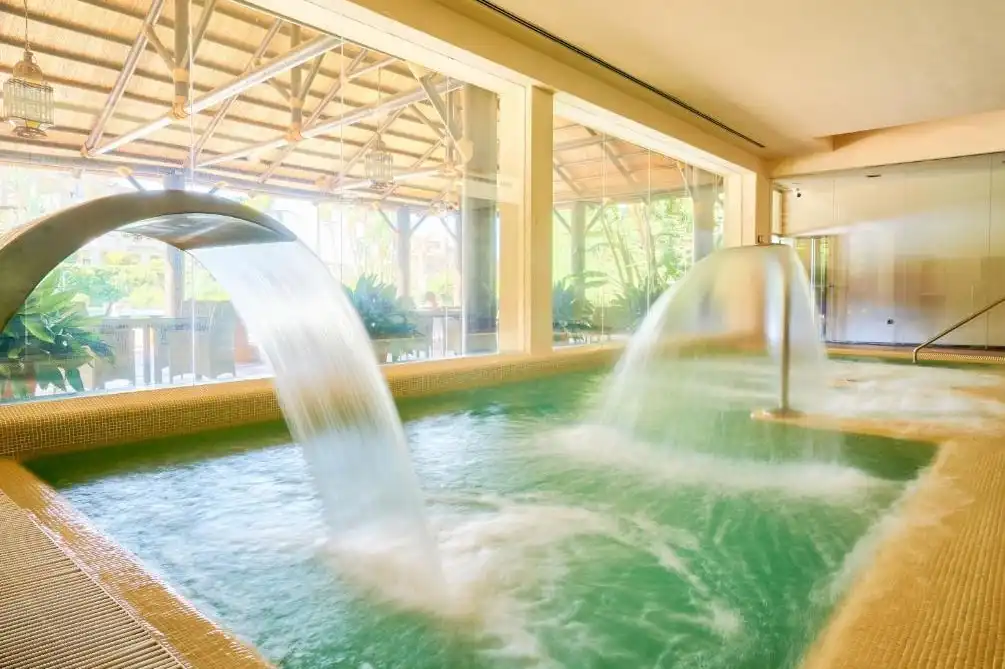 Piscina de Apartamento en venta en Benahavís con Aire acondicionado, Calefacción y Jardín privado