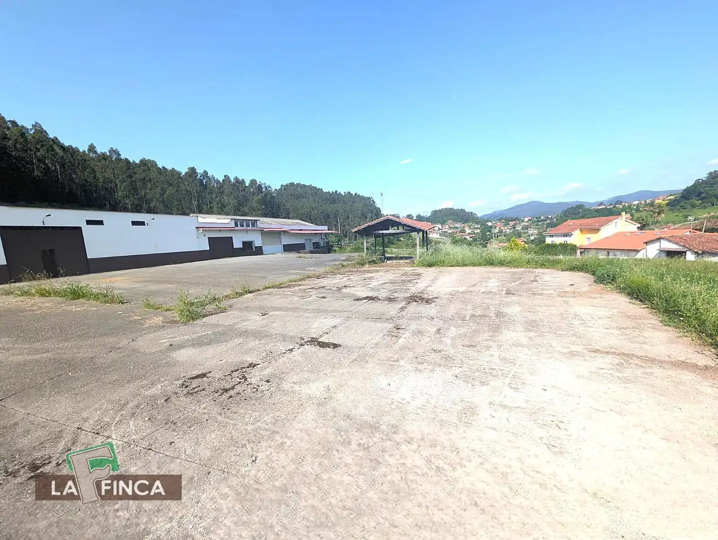 Parkplatz von Fabrikhallen zum Verkauf in Pravia