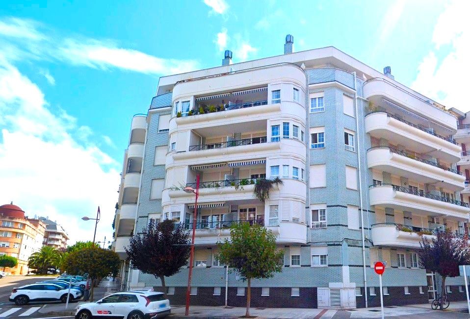 Vista exterior de Pis en venda en Castro-Urdiales amb Calefacció, Terrassa i Forn