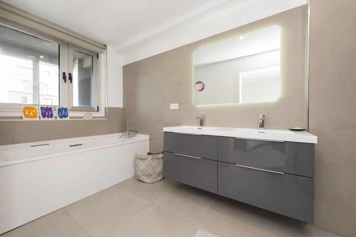 Bathroom of Flat for sale in A Coruña Capital   with Heating, Terrace and Storage room