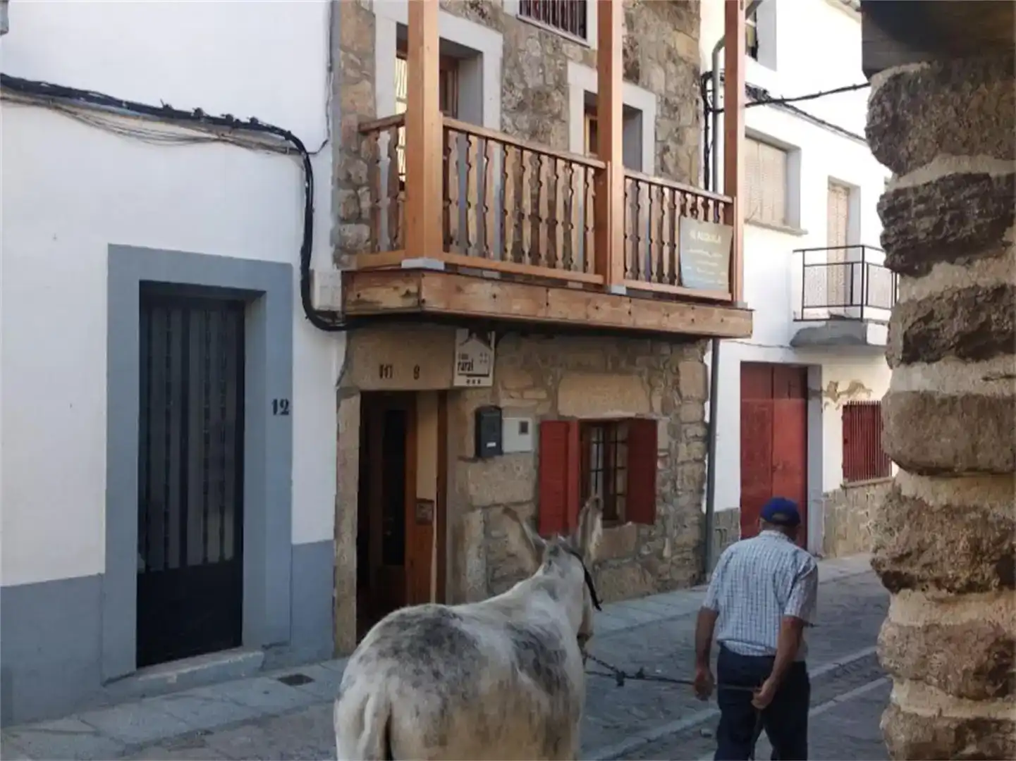 Vista exterior de Casa adosada en venta en Bohoyo con Trastero, Amueblado y Balcón