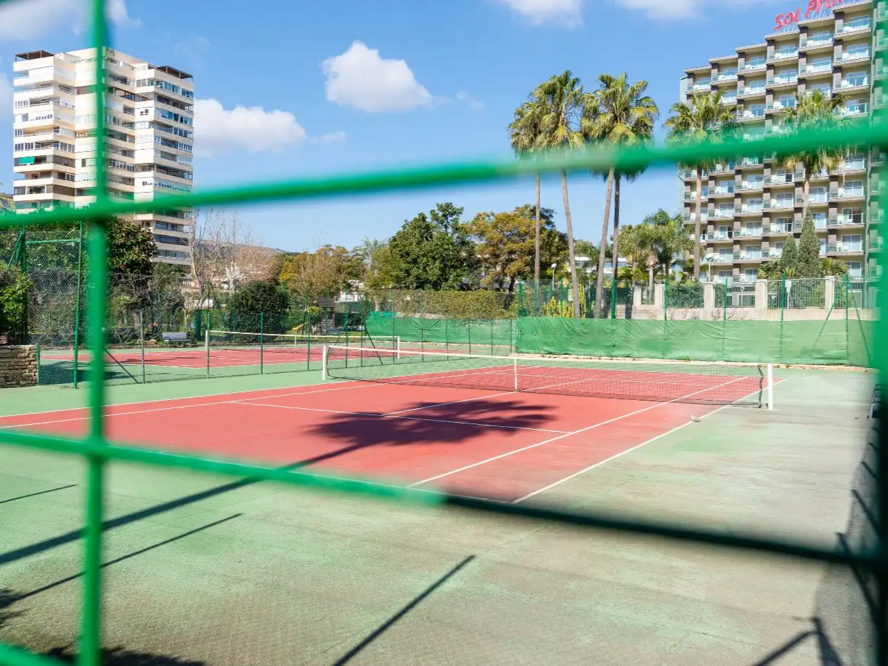 Vista exterior de Pis en venda en Torremolinos amb Aire condicionat i Piscina