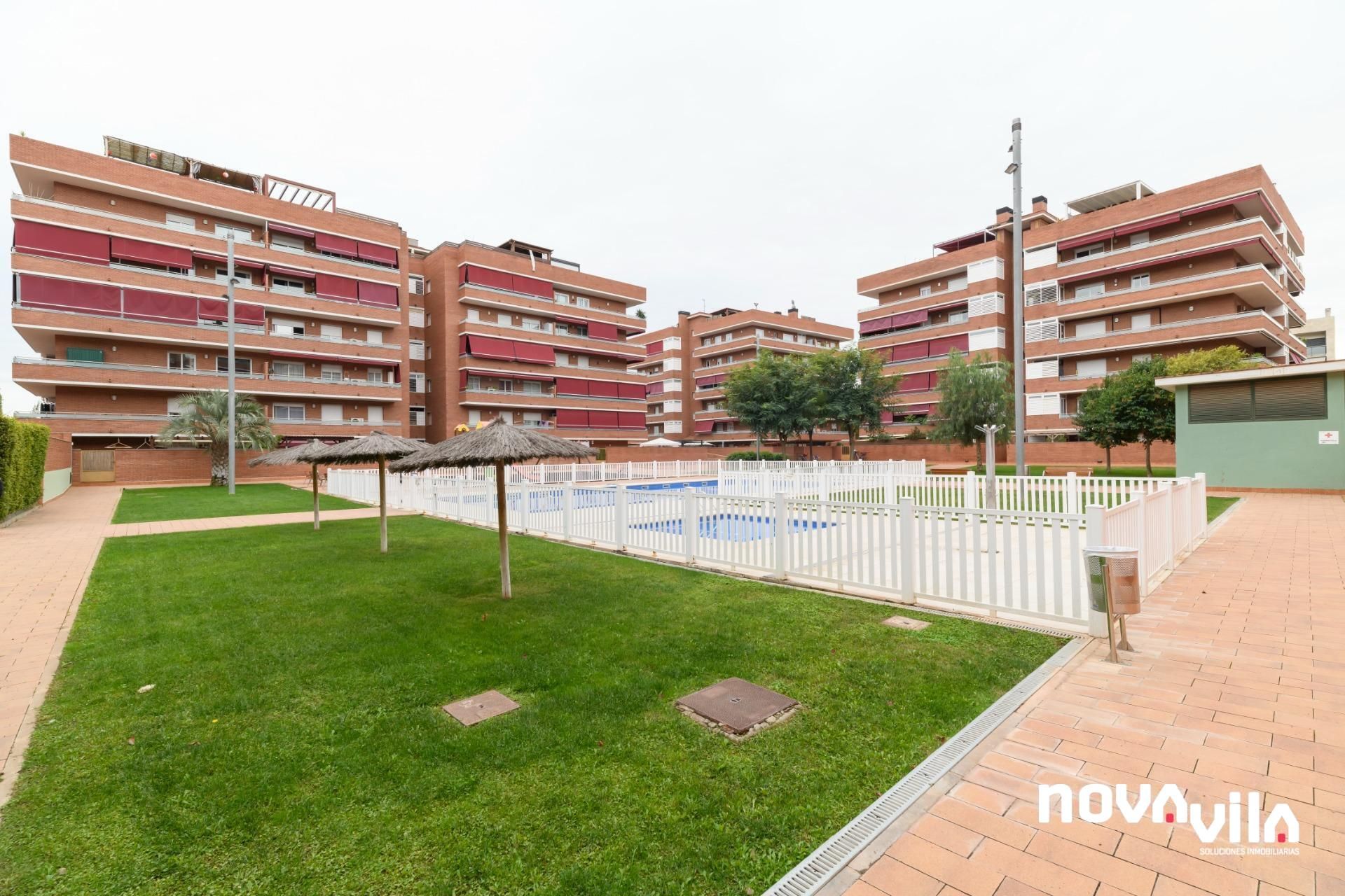 Vista exterior de Pis en venda en Viladecans amb Aire condicionat, Calefacció i Jardí privat