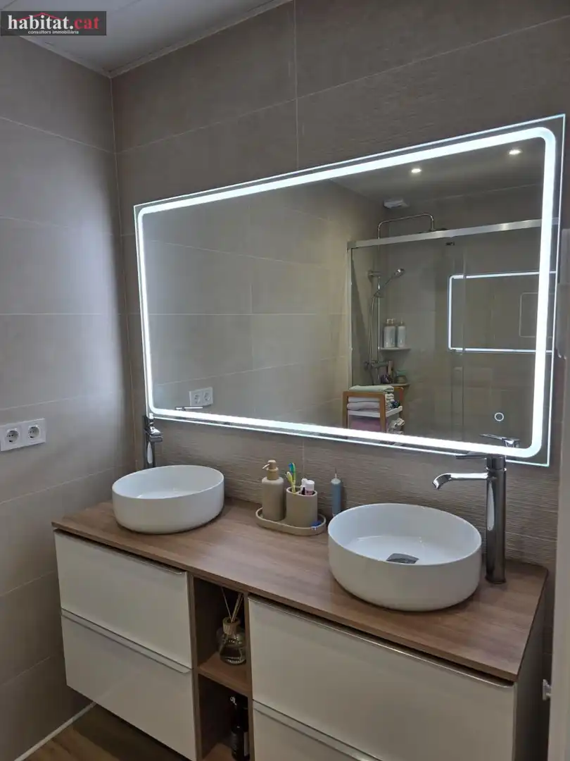 Baño de Casa adosada en venta en Vilanova i la Geltrú con Aire acondicionado, Calefacción y Parquet