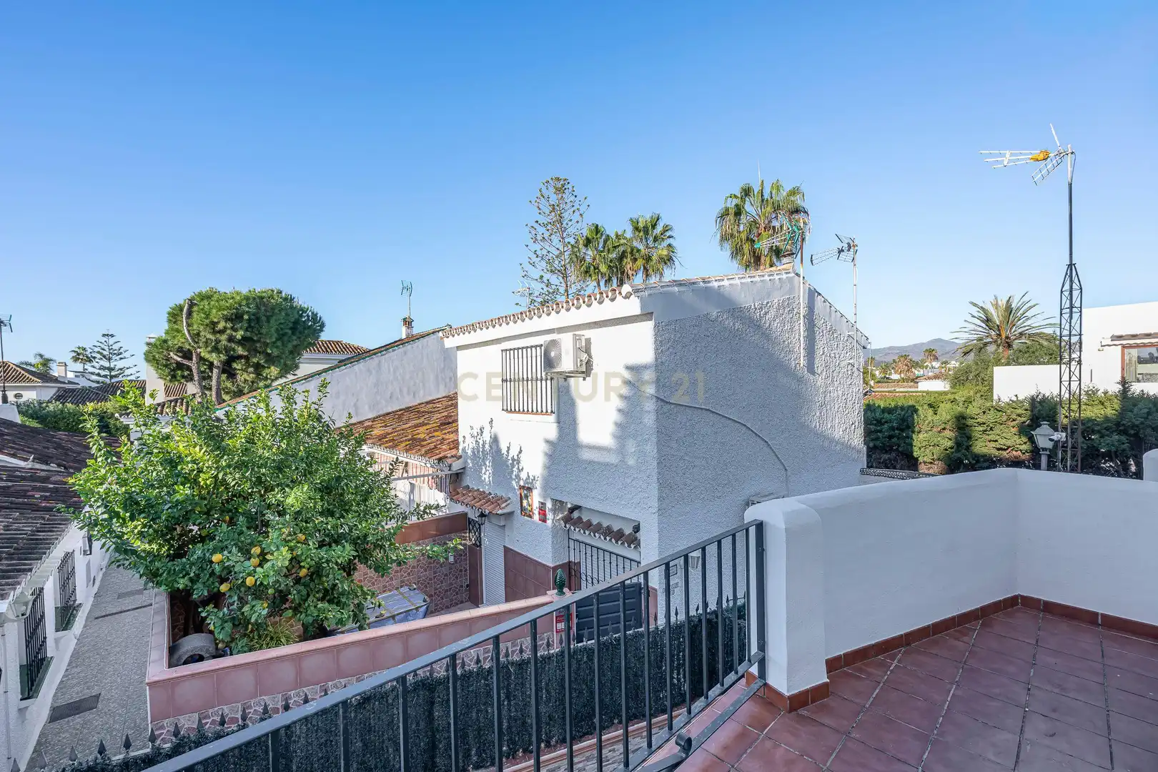Vista exterior de Casa adosada en venta en Estepona con Aire acondicionado, Trastero y Piscina comunitaria