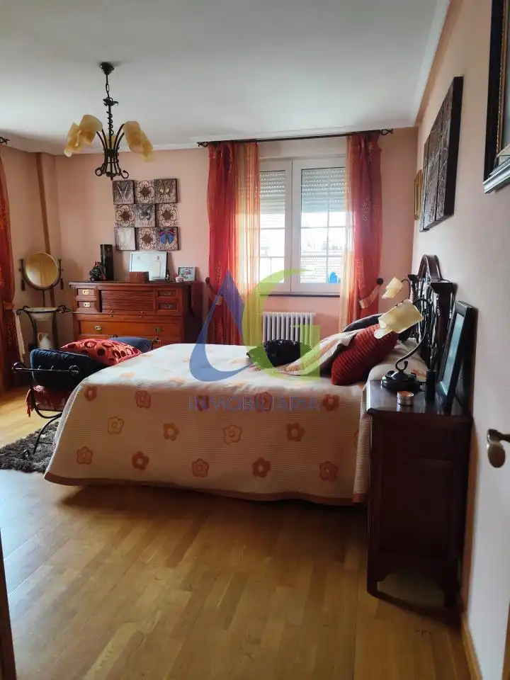 Dormitori de Casa o xalet en venda en Villaquilambre amb Calefacció, Jardí privat i Parquet