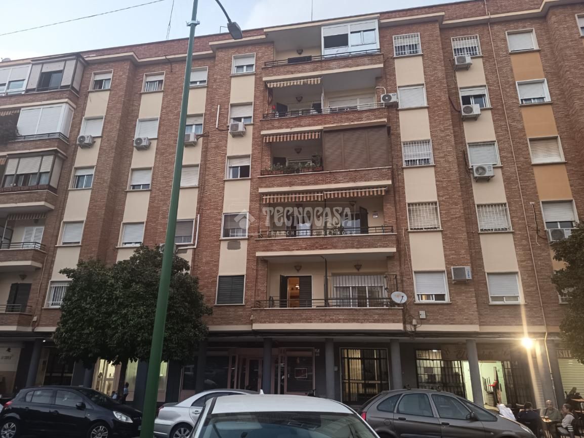 Exterior view of Flat for sale in  Sevilla Capital