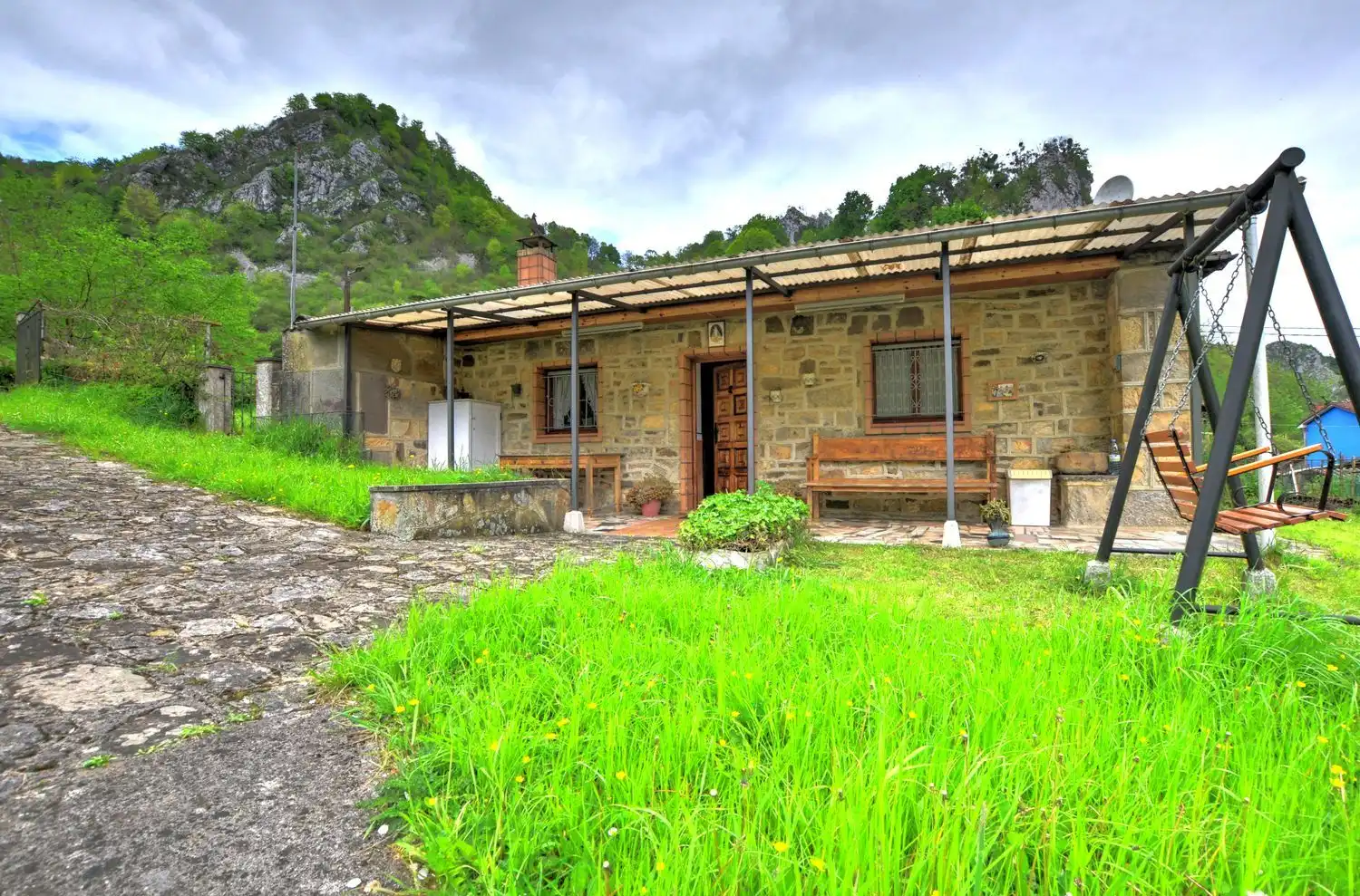 Vista exterior de Casa o xalet en venda en Piloña amb Calefacció, Terrassa i Traster