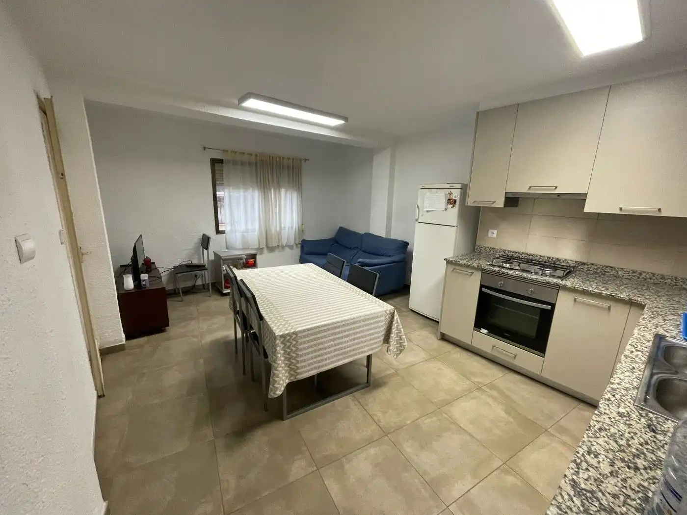 Cuina de Pis de lloguer en Tarragona amb Aire condicionat, Calefacció i Moblat