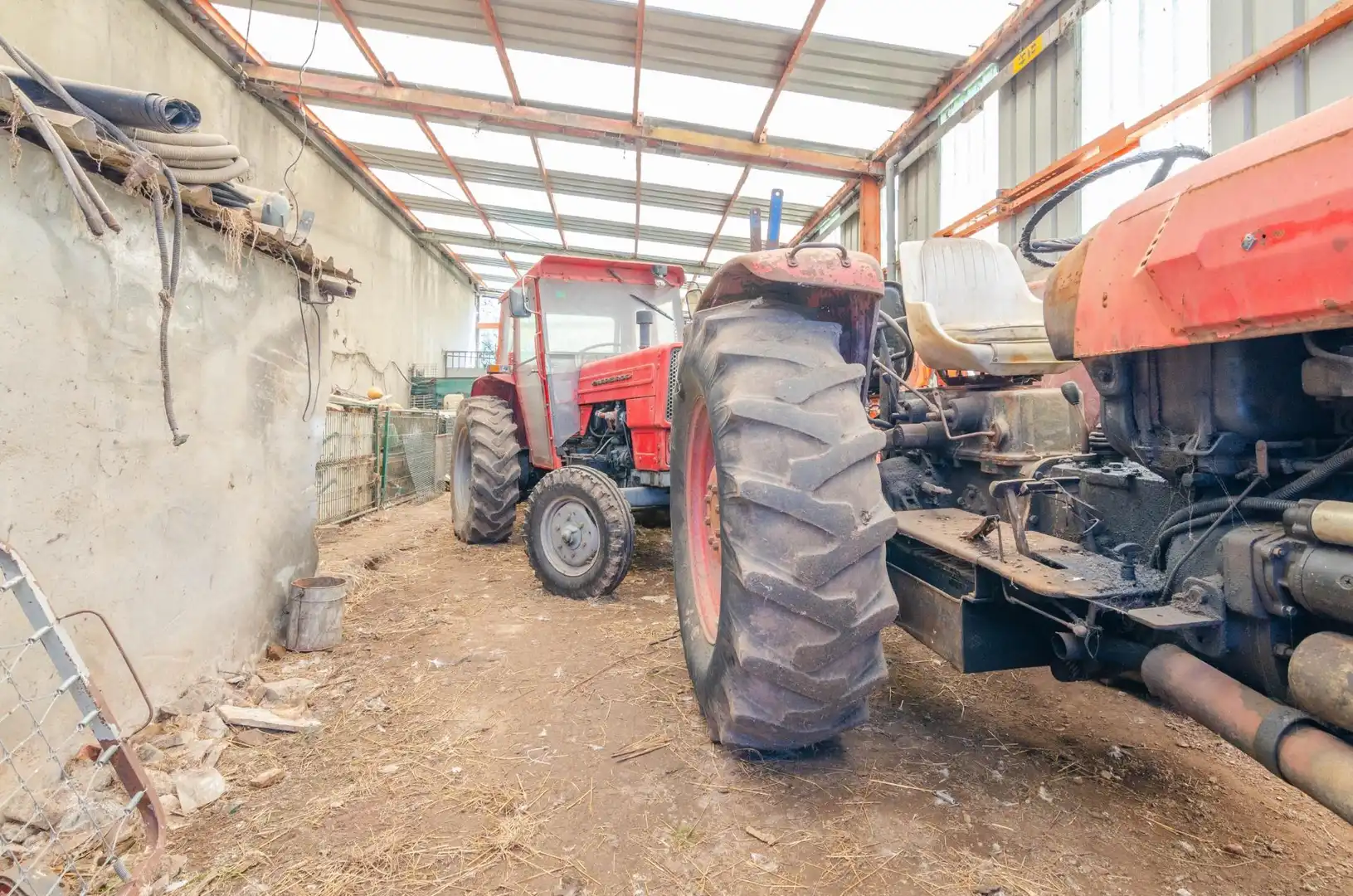 Parkplatz von Fabrikhallen zum Verkauf in Carreño
