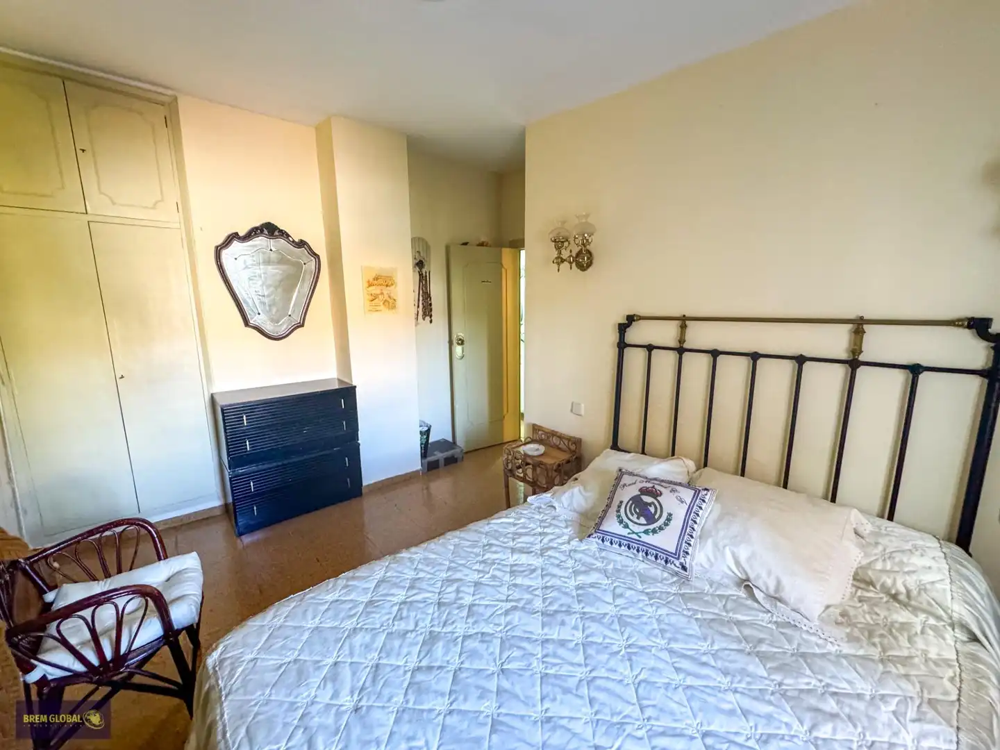 Dormitori de Casa adosada en venda en Buitrago del Lozoya amb Jardí privat, Traster i Moblat