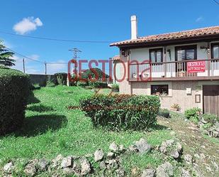 Vista exterior de Casa adosada en venda en Marina de Cudeyo amb Calefacció, Jardí privat i Balcó