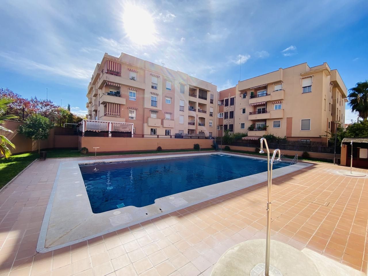 Piscina de Piso de alquiler en  Granada Capital con Calefacción, Amueblado y Piscina comunitaria