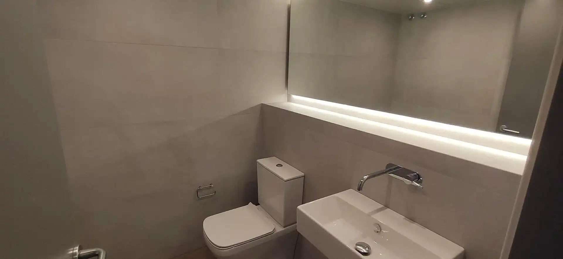 Badezimmer von Wohnung zur Miete in Barcelona mit Klimaanlage, Heizung und Parkett