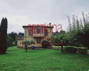 Vista exterior de Casa o xalet en venda en Medio Cudeyo amb Terrassa i Balcó