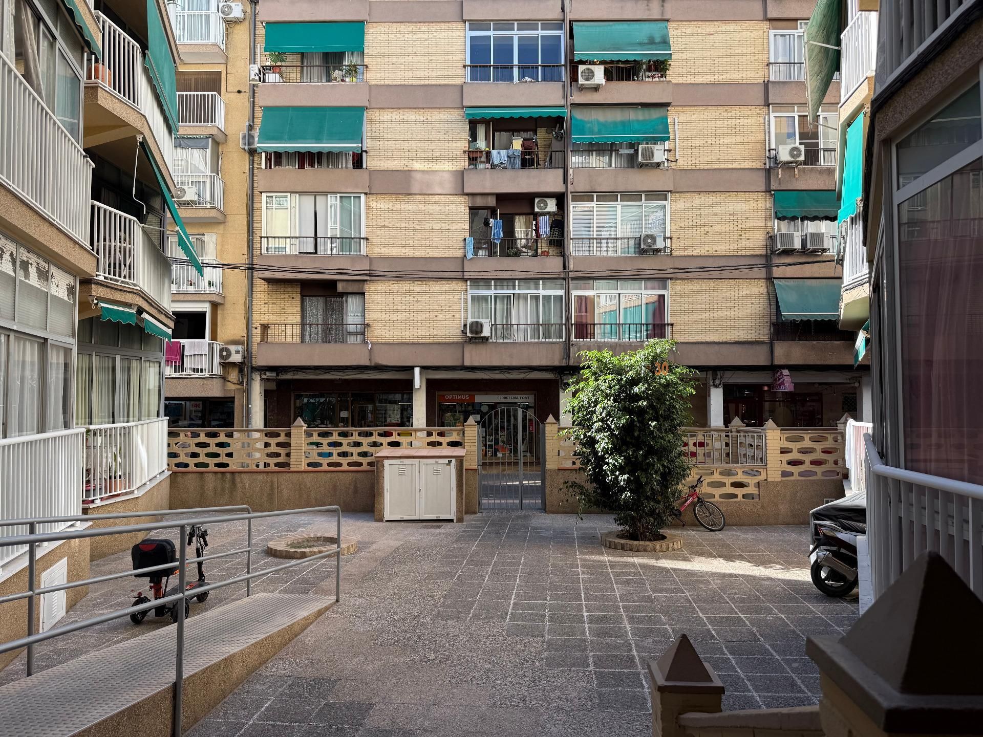 Vista exterior de Local en venta en Benidorm