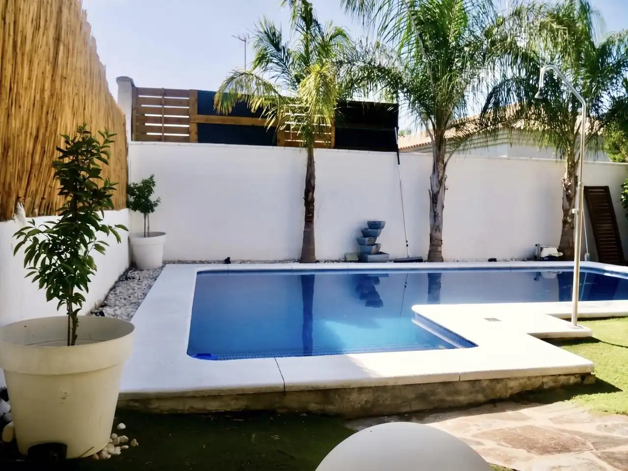 Piscina de Casa o xalet en venda en Montequinto amb Aire condicionat, Jardí privat i Terrassa