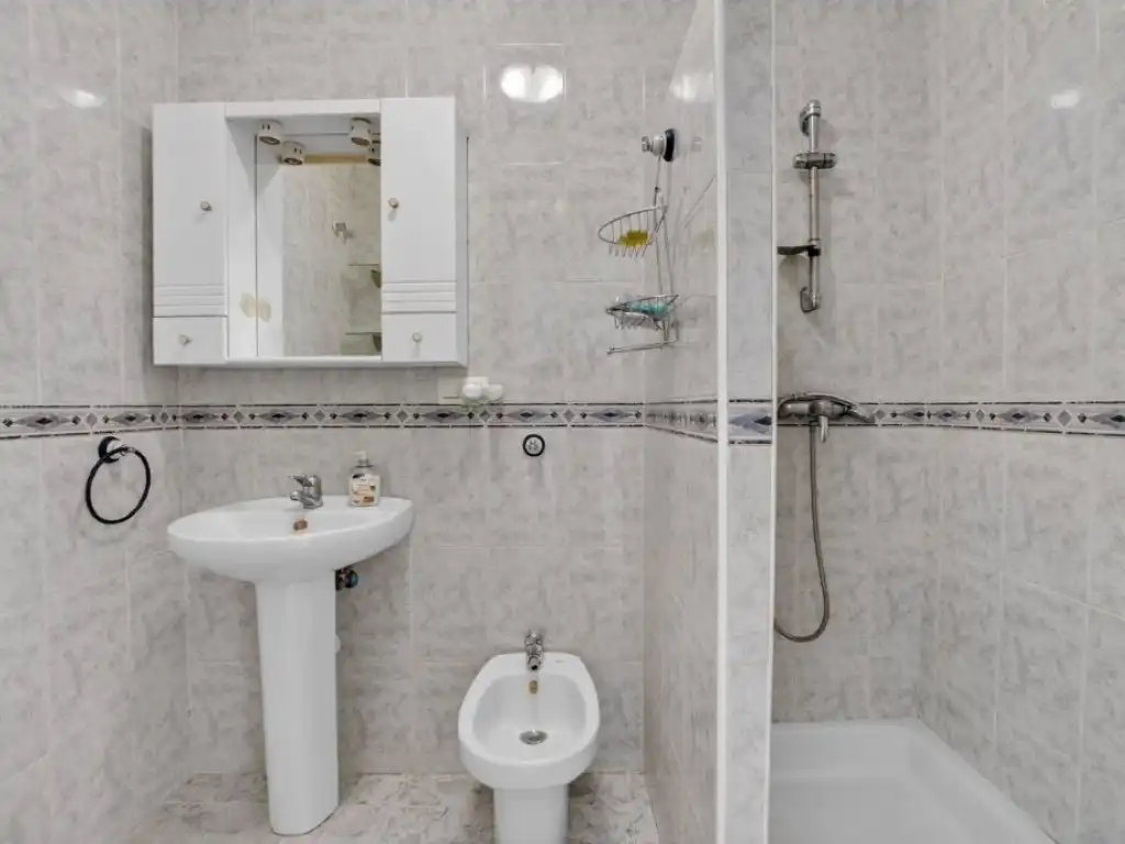 Badezimmer von Einfamilien-Reihenhaus zum Verkauf in Torrevieja mit Klimaanlage, Privatgarten und Schwimmbad