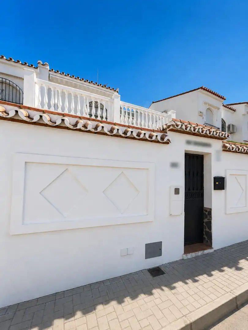 Vista exterior de Casa adosada en venda en Alhaurín de la Torre amb Aire condicionat, Calefacció i Jardí privat