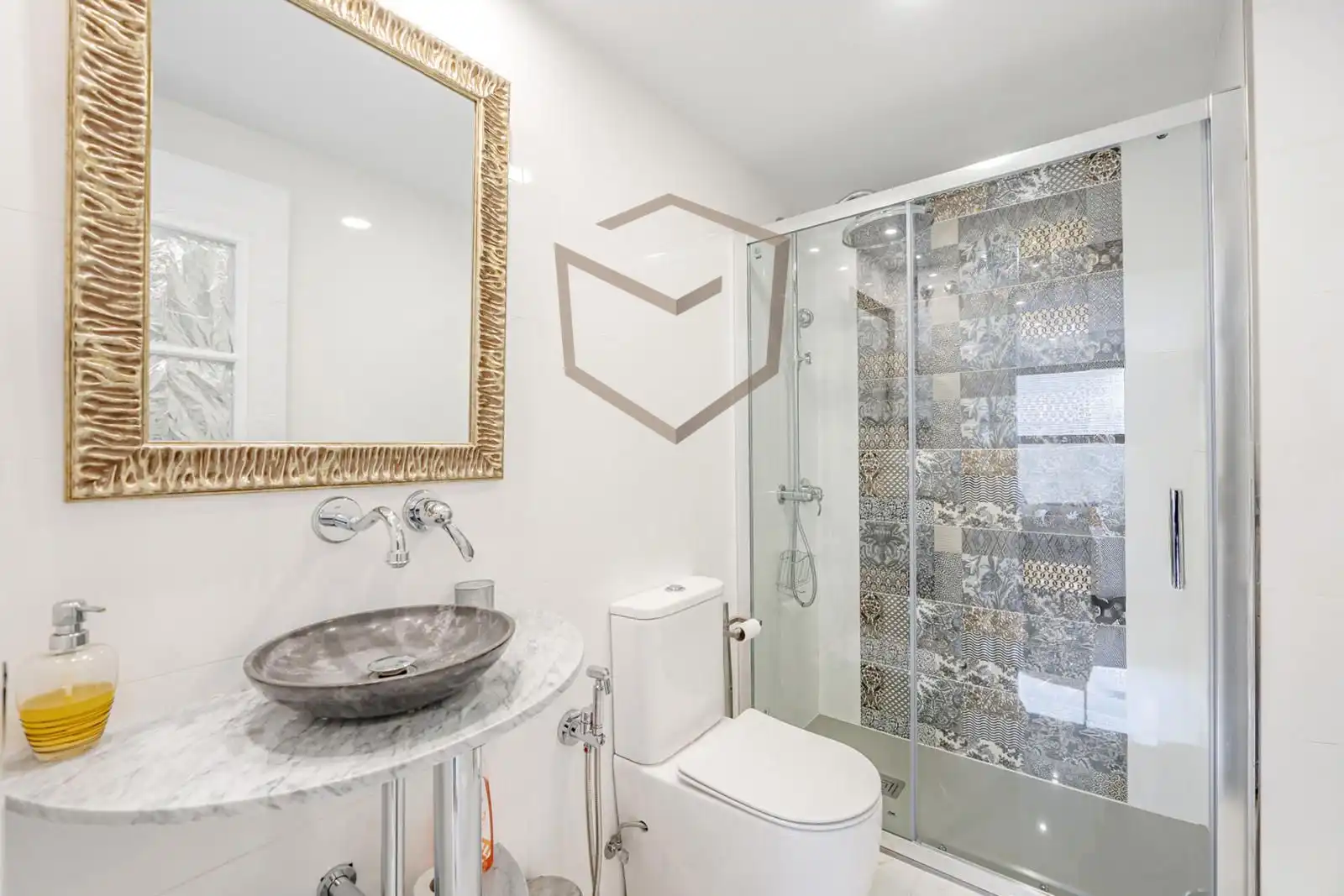 Badezimmer von Einfamilien-Reihenhaus zum Verkauf in Pozuelo de Alarcón mit Klimaanlage, Heizung und Terrasse