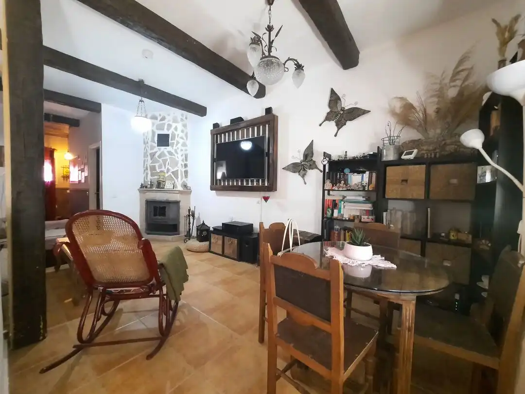 Wohnzimmer von Einfamilien-Reihenhaus zum Verkauf in Escalona mit Klimaanlage, Heizung und Terrasse