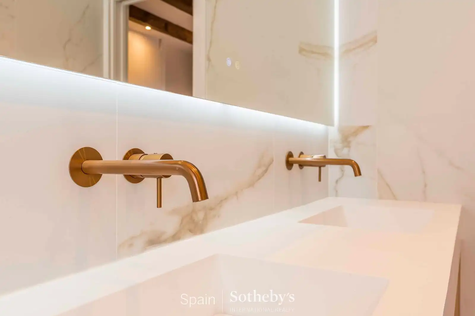 Badezimmer von Wohnungen zum Verkauf in Madrid mit Klimaanlage und Heizung