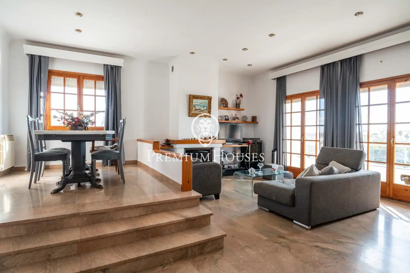 Sala d'estar de Casa o xalet en venda en Vilanova i la Geltrú amb Calefacció, Jardí privat i Terrassa