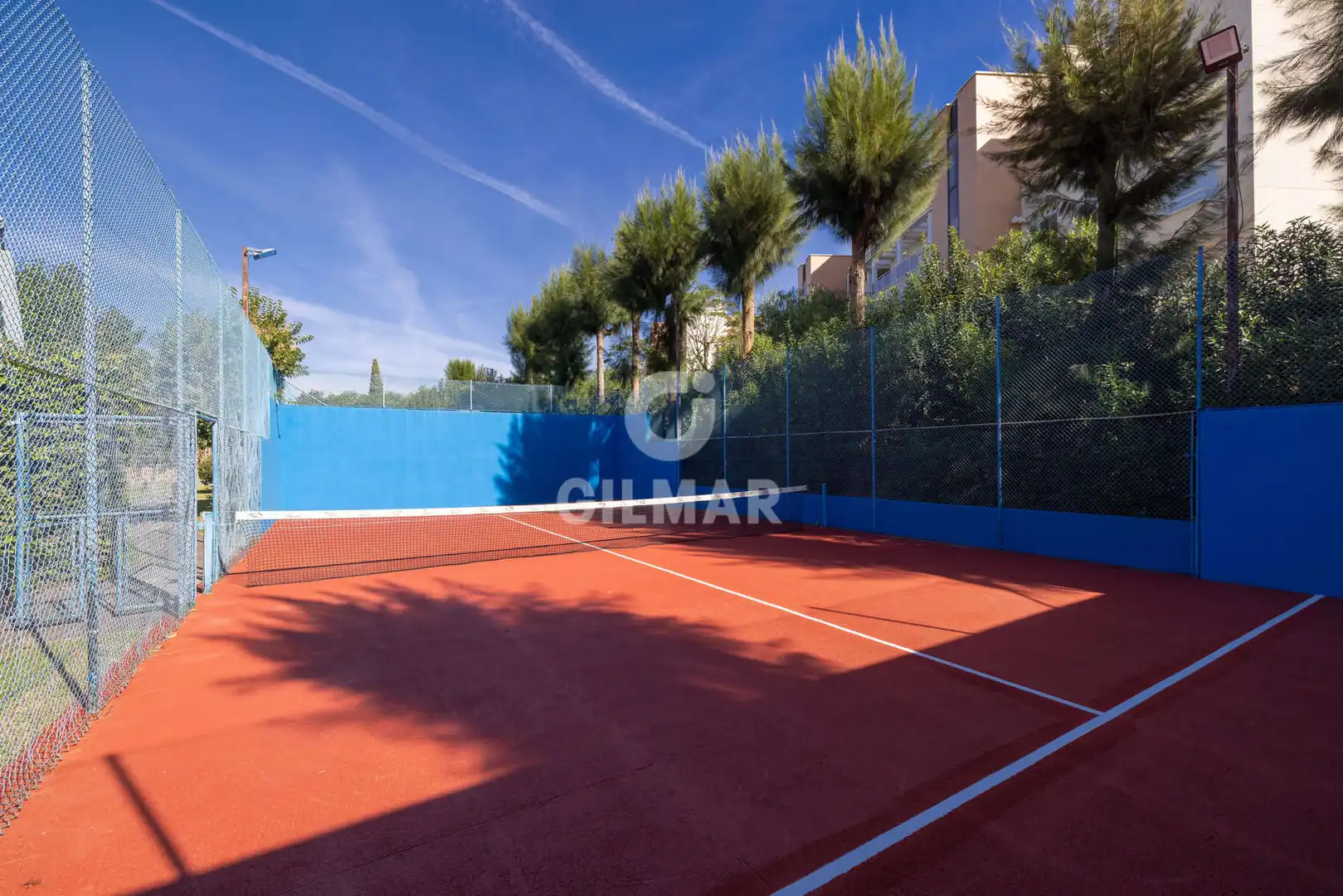 Vista exterior de Dúplex en venta en Estepona con Calefacción, Jardín privado y Piscina