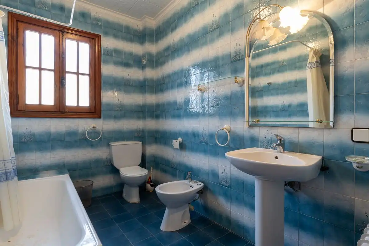 Badezimmer von Country house zum Verkauf in Mogente / Moixent mit Klimaanlage, Heizung und Terrasse