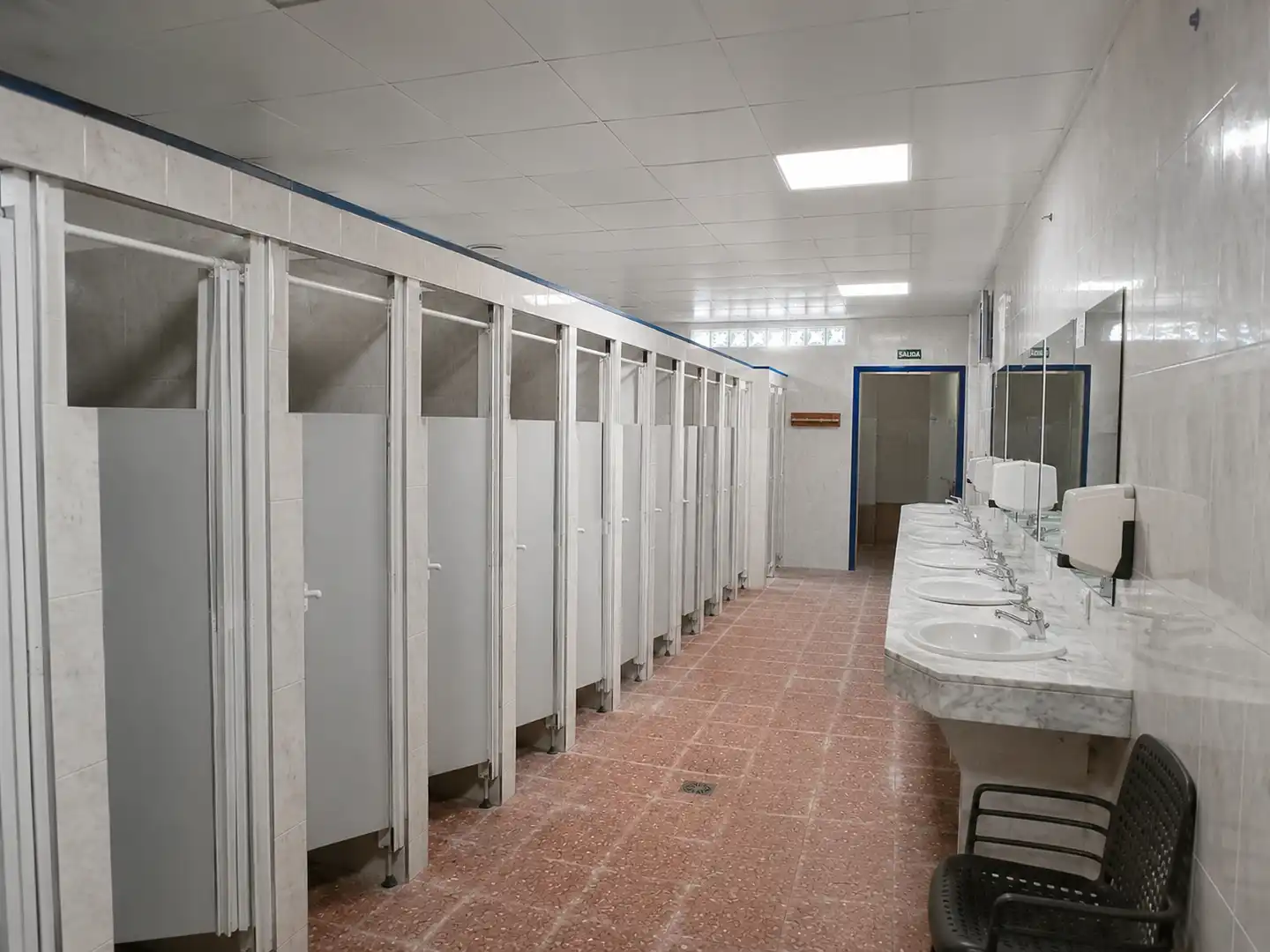 Bany de Edifici en venda en Barcelona amb Alarma i Piscina comunitària