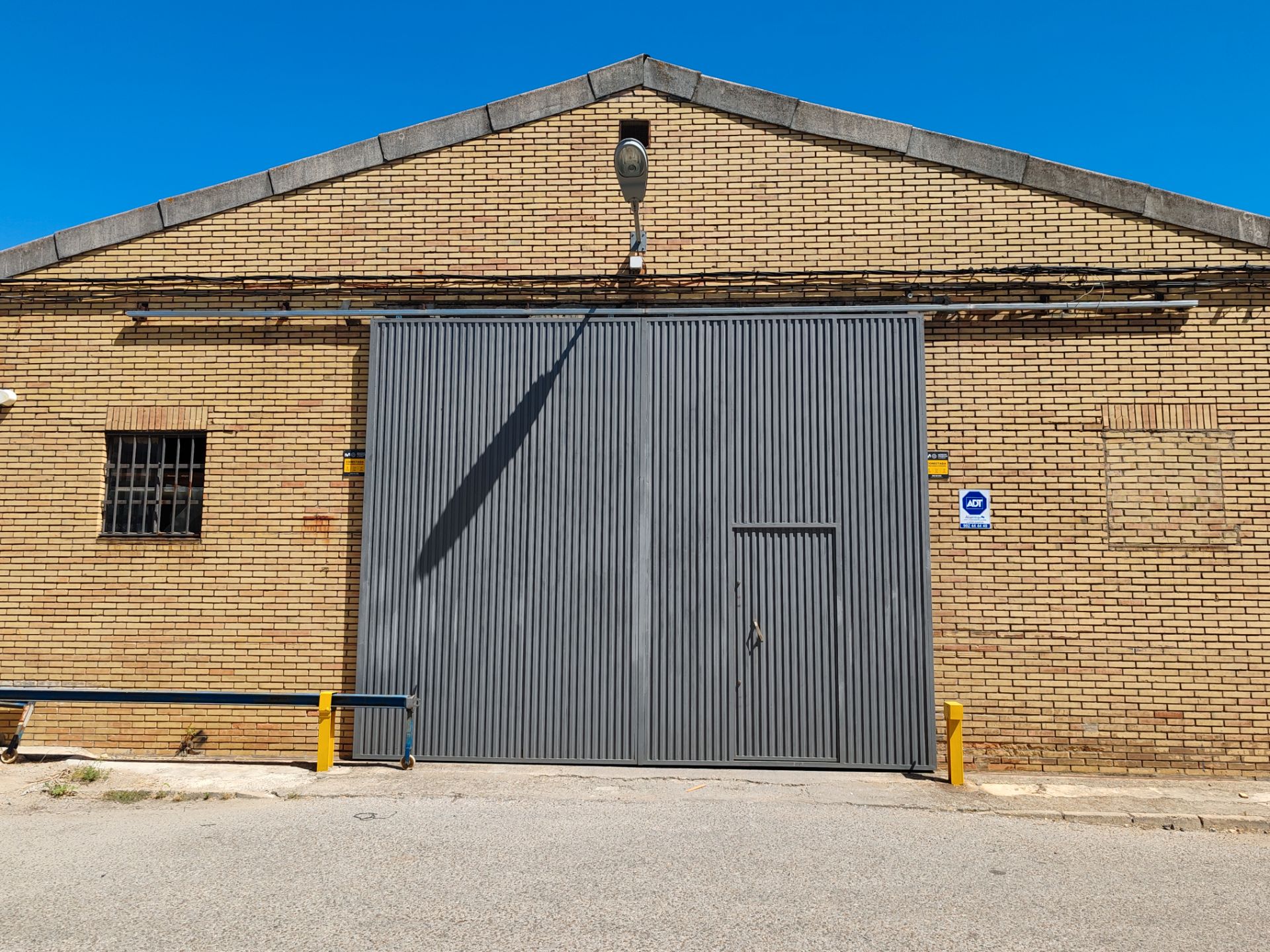 Außenansicht von Fabrikhallen zur Miete in Tomares