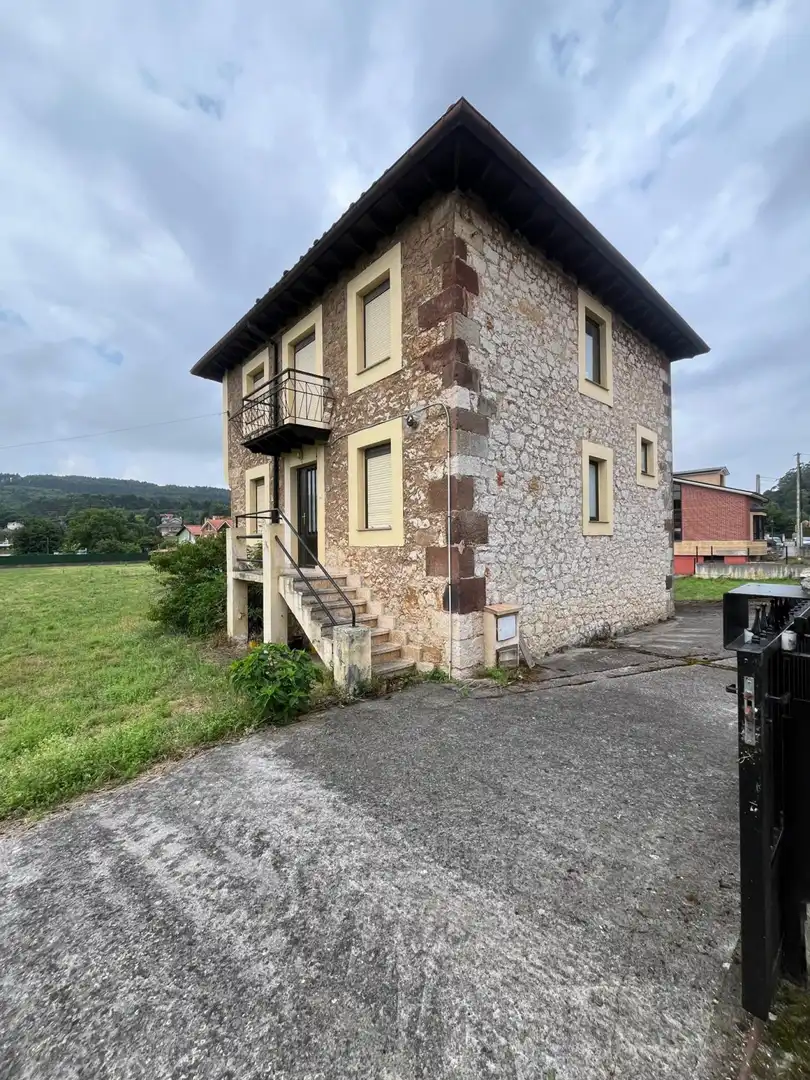 Vista exterior de Casa o xalet en venda en Camargo amb Calefacció, Jardí privat i Traster