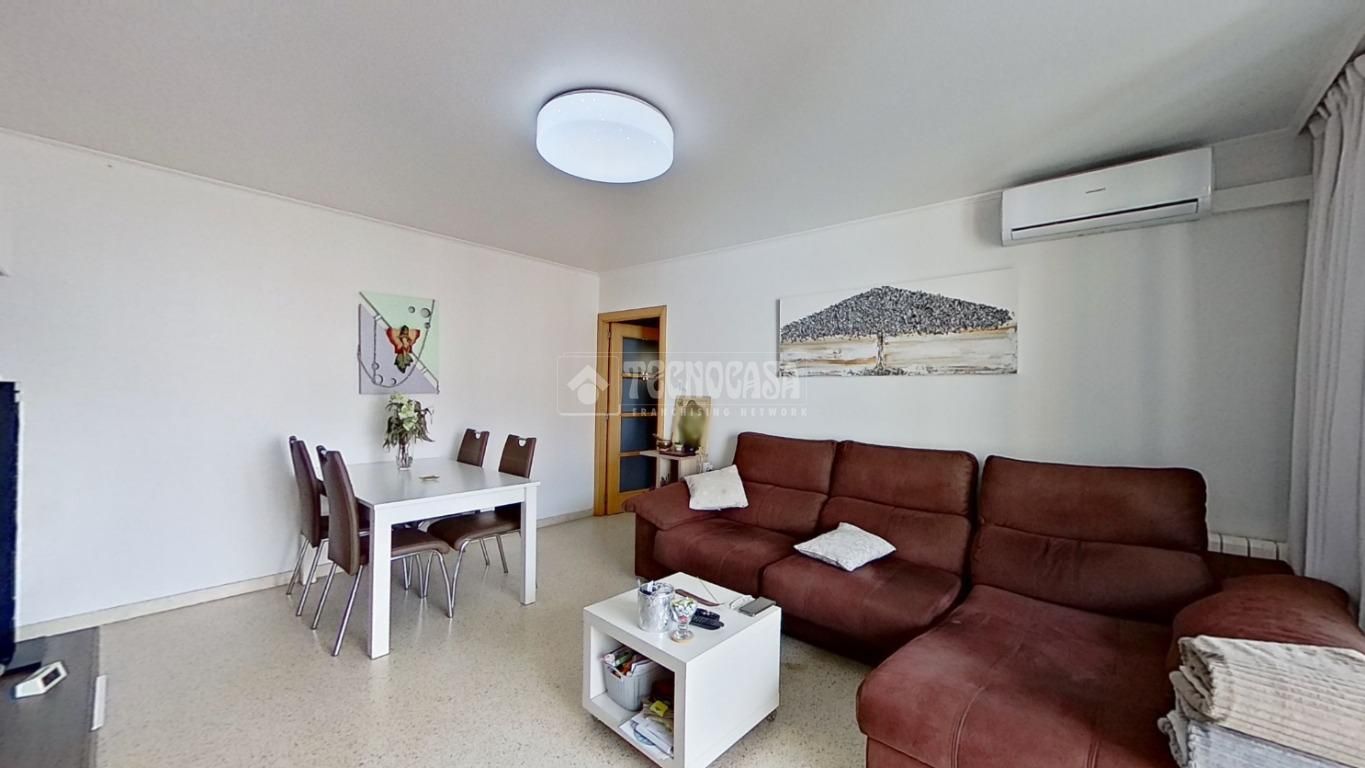 Sala d'estar de Pis en venda en Cerdanyola del Vallès amb Balcó