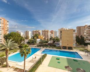 Piscina de Apartament en venda en Alicante / Alacant amb Aire condicionat, Terrassa i Piscina comunitària