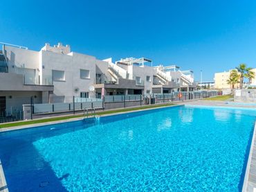 Chalet con piscina en venta en Nueva Torrevieja - Aguas Nuevas