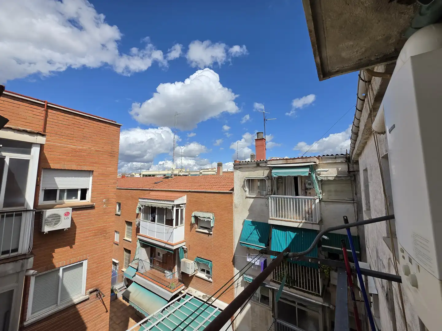 Vista exterior de Pis en venda en Madrid amb Calefacció i Terrassa