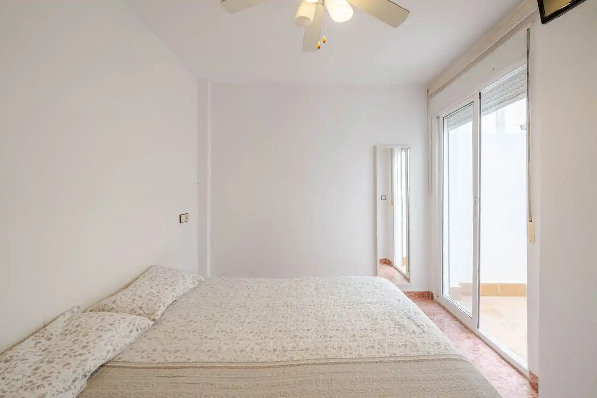 Schlafzimmer von Erdgeschoss zum Verkauf in Santa Pola mit Heizung, Privatgarten und Terrasse
