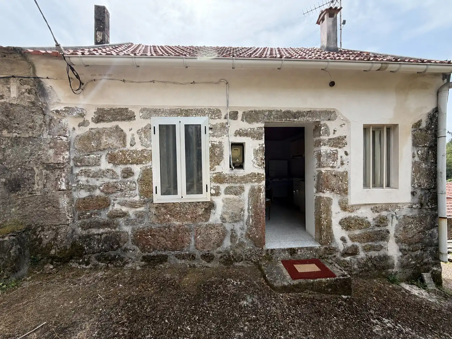 Außenansicht von Einfamilien-Reihenhaus zum Verkauf in A Cañiza   mit Heizung, Privatgarten und Möbliert