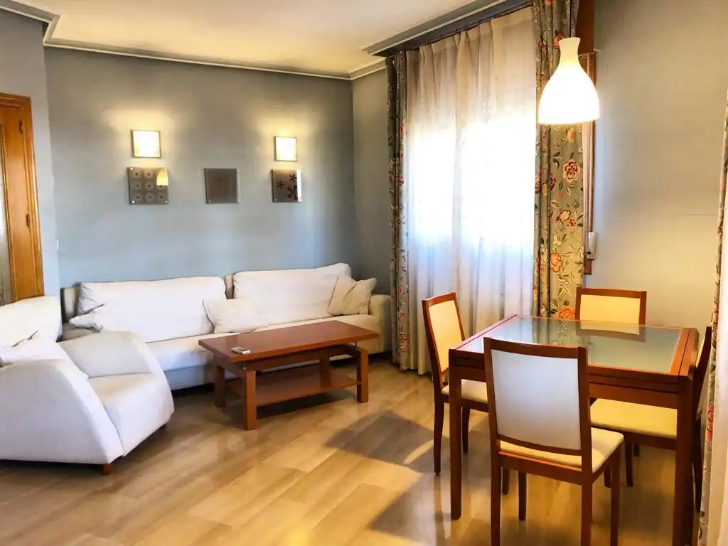 Sala de estar de Ático de alquiler en Villarrobledo con Aire acondicionado, Calefacción y Jardín privado